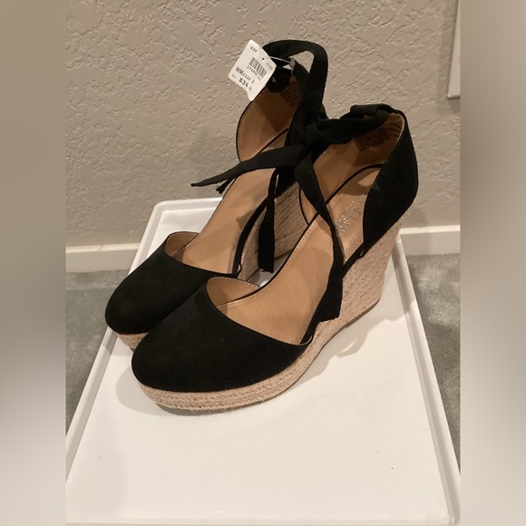 Brash Shoes - Black closed toe espadrilles with ankle wraps.